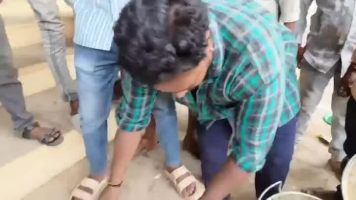జీహెచ్ఎంసీ కార్మికులను ఎల్బీ స్టేడియంలో బంధించిన పోలీసులు - Udayam