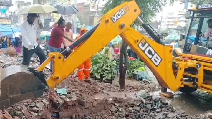 డ్రైనేజీ వ్యర్థాల తొలగింపు - Udayam