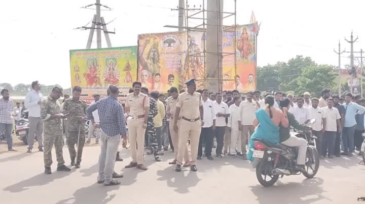 పెదకాకాని ఆలయ మార్గంలో ఉద్రిక్తత - Udayam