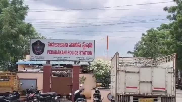 తక్కెళ్లపాడులో 2.5 టన్నుల రేషన్ బియ్యం సీజ్ - Udayam