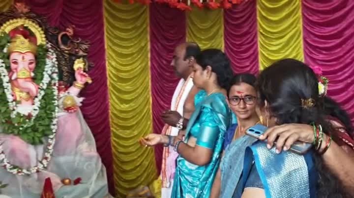 గణనాధులకు పూజలు నిర్వహించిన భక్తులు - Udayam