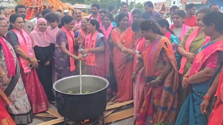 హామీలు అమలు చేయాలని సిరిసిల్ల బీఆర్ఎస్ వంటావార్పు - Udayam