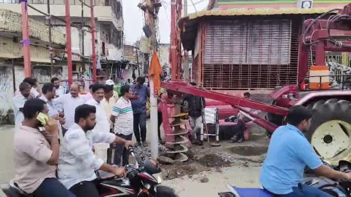 నిర్మల్ చింతకుంట వాడలో భారీ విద్యుత్ స్తంభాల ఏర్పాటు - Udayam