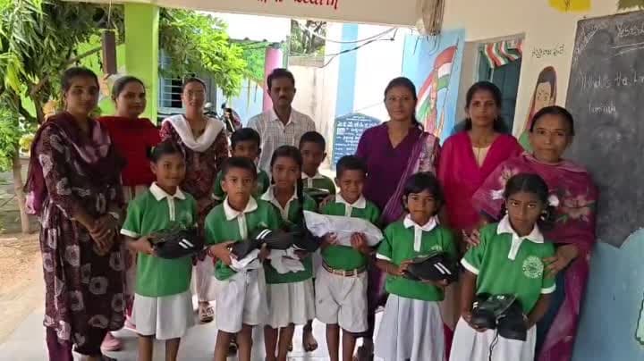 విద్యార్థులకు షూల పంపిణీ - Udayam