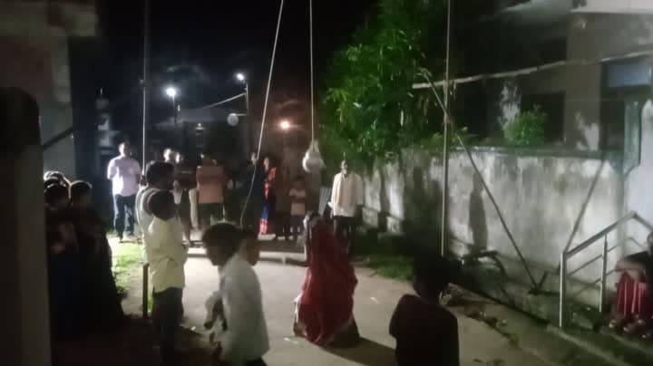 ఉట్టిని పగలగొట్టేందుకు పోటీపడ్డ యువకులు - Udayam