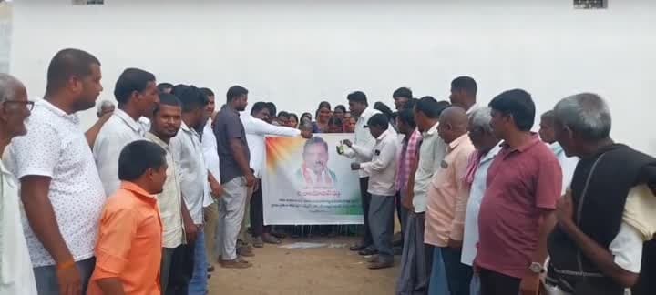 రైతుల పక్షాన నిలిచిన పరిగి ఎమ్మెల్యే TRR పాలాభిషేకం చేసిన రైతులు - Udayam