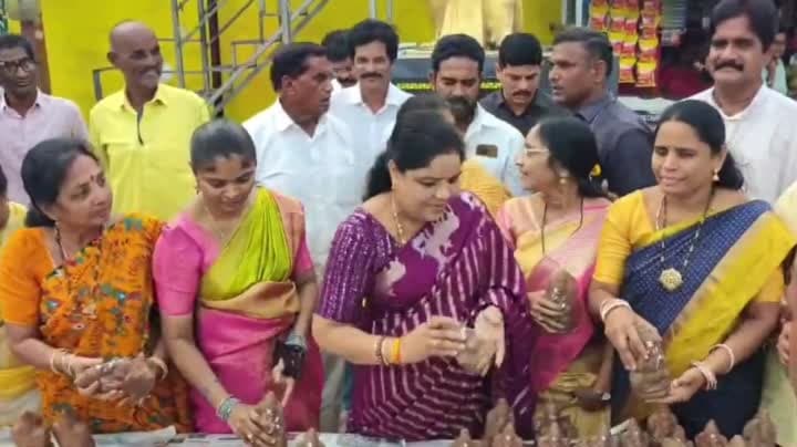 మట్టి ప్రతిమలనే పూజకు వినియోగించాలి: మంత్రి సంధ్యారాణి - Udayam