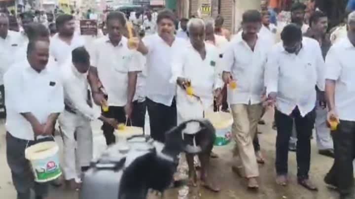 పెదకాకాని ఆలయ మార్గంలో పసుపు నీళ్లు చల్లిన తెదేపా నేతలు - Udayam