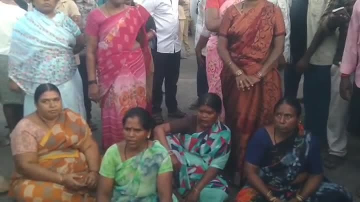 రోడ్డుపై బైఠాయించి కాలనీవాసుల ఆందోళన - Udayam