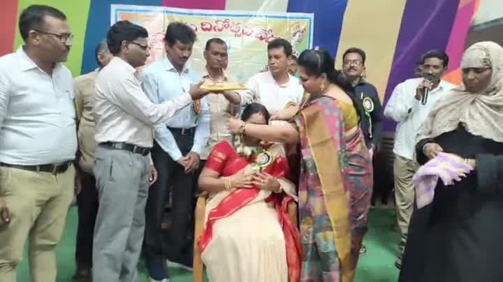 సమాజ నిర్మాణంలో ఉపాధ్యాయుల పాత్ర కీలకం
