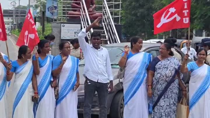 నిర్మల్ లో అంగన్వాడీ టీచర్ల ఆందోళన రోడ్డుపై మానవహారం - Udayam