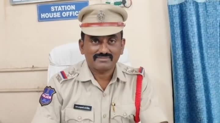 ఎస్సై వాహనాన్ని ఢీకొట్టిన లారీ