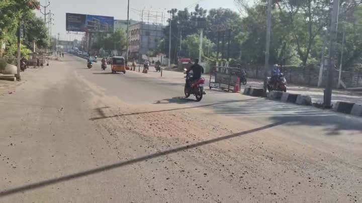 జేబీఎస్–అల్వాల్ రోడ్డుమార్గంలో ఇసుక మయం - Udayam