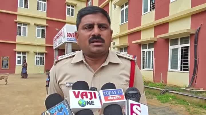 అతివేగం, డ్రైవర్ నిర్లక్ష్యంతోనే ప్రమాదం: సీఐ - Udayam