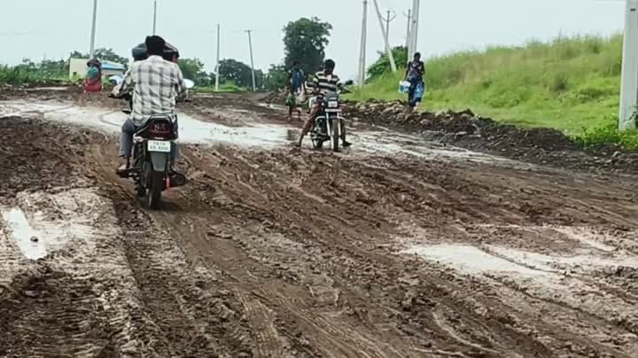 గంగారం నాగారం రోడ్డు బురదమయం - Udayam