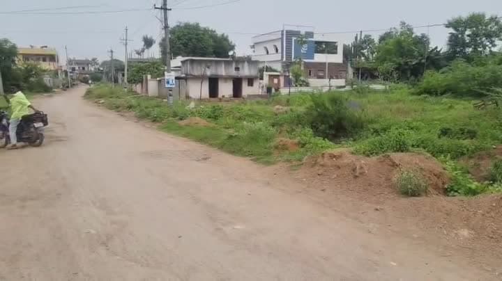 ఓదెలలో అసంపూర్తి డ్రైనేజీ.. స్థానికుల అవస్థలు