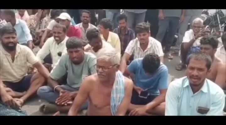 పంటలు ఎండిపోవడంతో రైతులు ధర్నా - Udayam