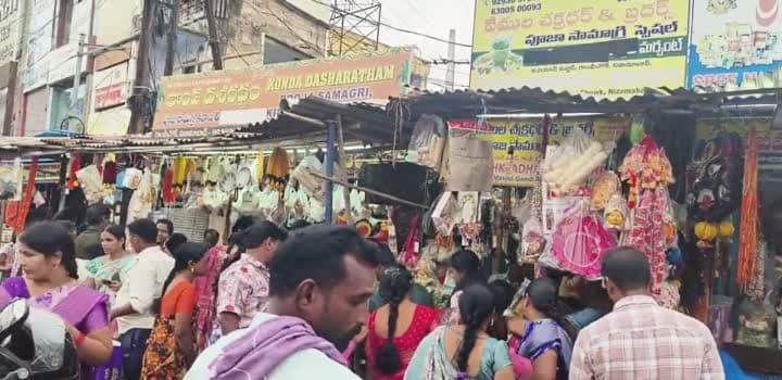 వరలక్ష్మి వ్రతం వేళ పూల ధరలకు రెక్కలు