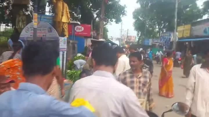 పూజ సామగ్రి కొనుగోళ్లతో సాలూరులో రద్దీ - Udayam