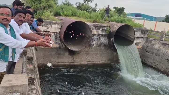గుత్ప నీటి విడుదలతో రైతుల హర్షం - Udayam