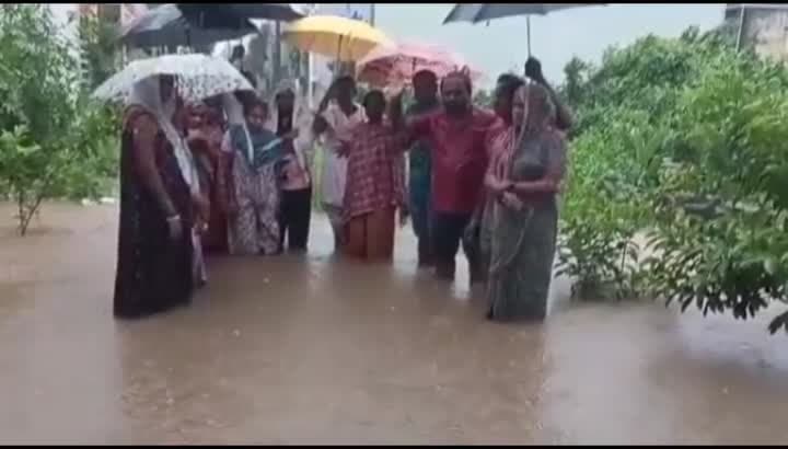 ఇందిరమ్మ కాలనీలో వరదనీరు