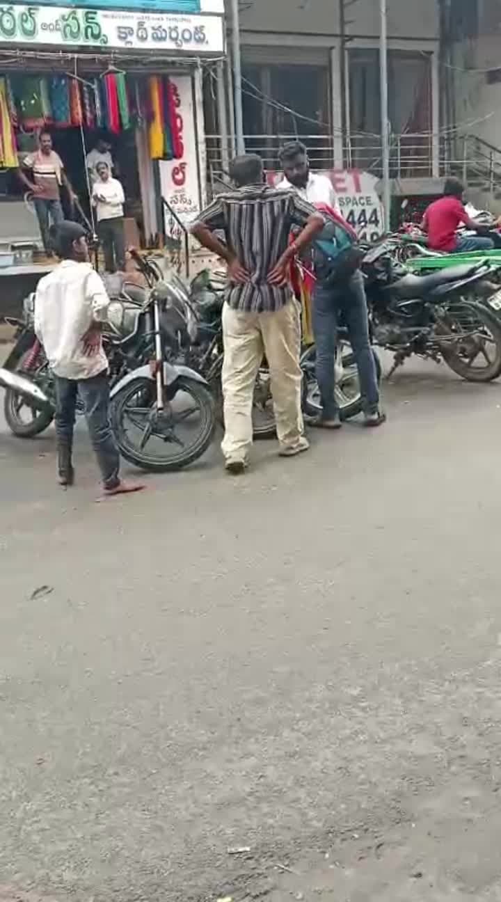 నిర్మల్ పాత బస్టాండ్ లో ద్విచక్ర వాహనం చోరీకి యత్నం - Udayam