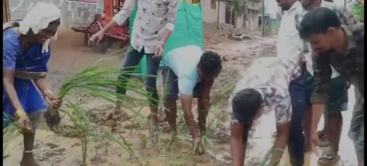 రోడ్డు బురదమయం.. నాట్లు వేసిన గ్రామస్థులు - Udayam