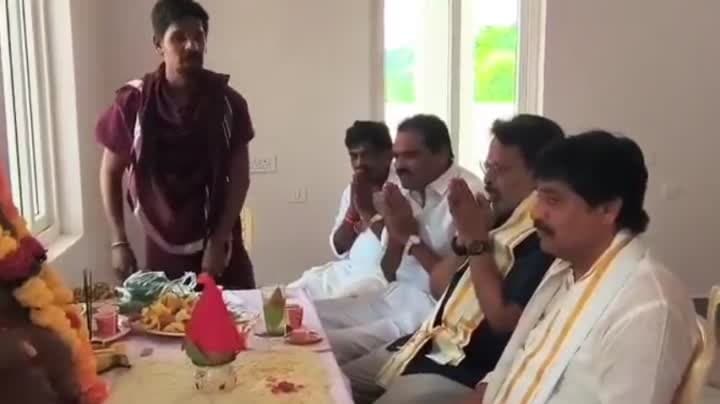 జిల్లా వైసీపీ కార్యాలయంలో విఘ్నేశ్వరుడి పూజలు - Udayam
