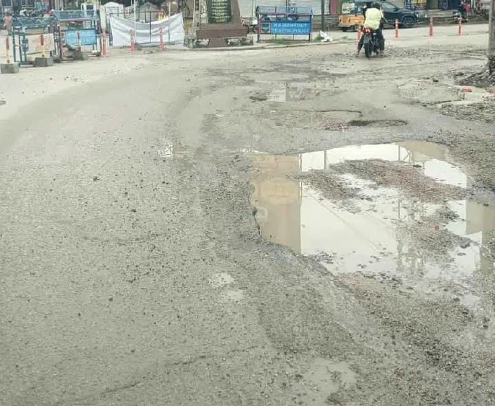 కామారెడ్డి పట్టణంలో అధ్వాన రోడ్లతో అవస్థలెన్నో - Udayam