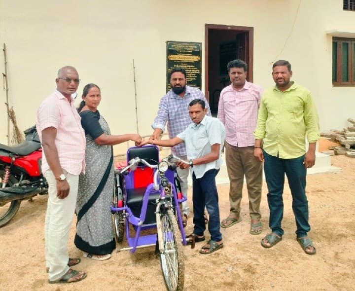 నర్సింగ్పల్లిలో దివ్యాంగుడికి ఛార్జింగ్ సైకిల్ అందజేత - Udayam