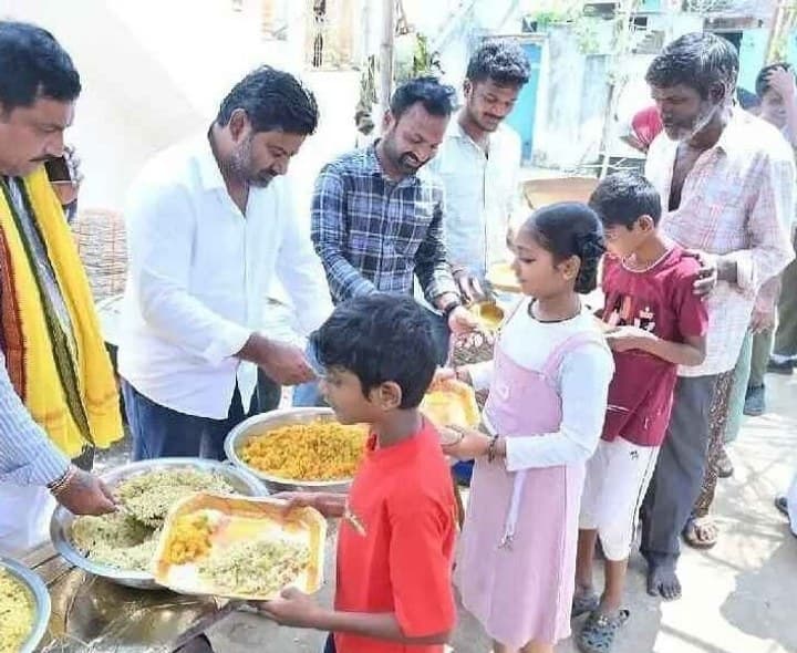 అన్నసమారాధన లో పాల్గొన్న ఎమ్మెల్యే - Udayam