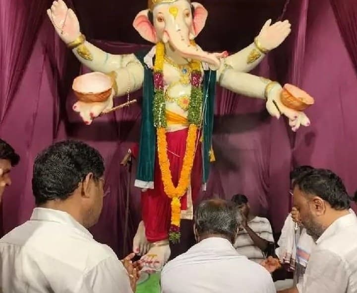 నేతాజీ నగర్ గణేశ్ మండలి వద్ద ఎమ్మెల్యే పూజలు - Udayam
