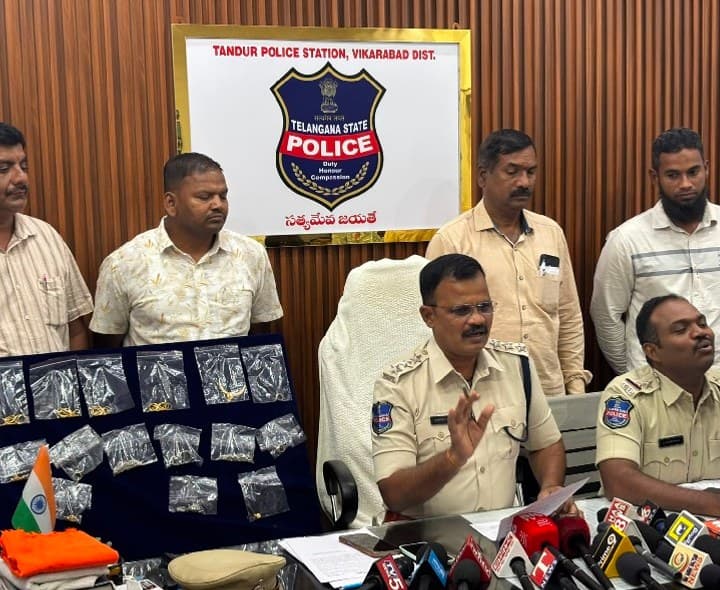 ముగ్గురు పాత నేరస్థుల అరెస్ట్.. 8 తులాల బంగారం, రూ. లక్ష నగదు స్వాధీనం - Udayam