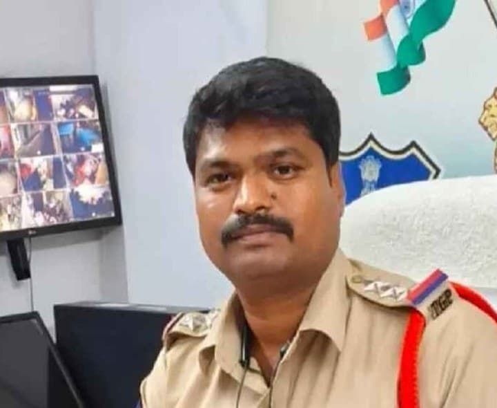 కంటైనర్ ఢీకొని మహిళ మృతి - Udayam
