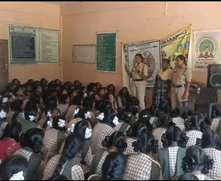 గృహహింస చట్టంపై బాలికలకు అవగాహన - Udayam
