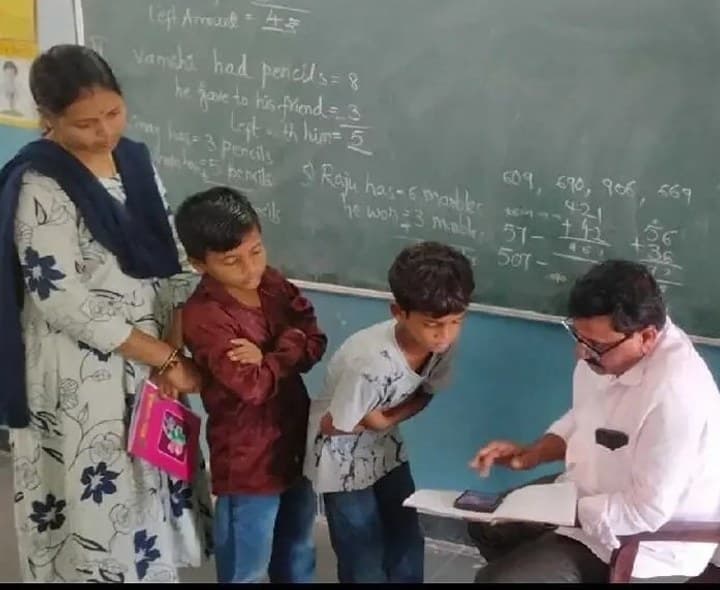 పాఠశాలను సందర్శించిన విద్యాధికారి - Udayam