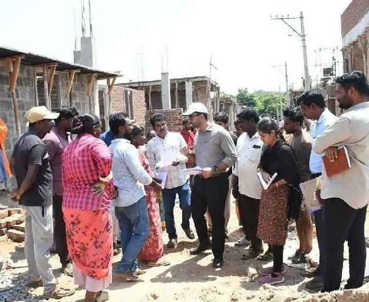 ఇందిరమ్మ ఇళ్ల నిర్మాణాలను వేగవంతం చేయాలి: కమిషనర్ - Udayam