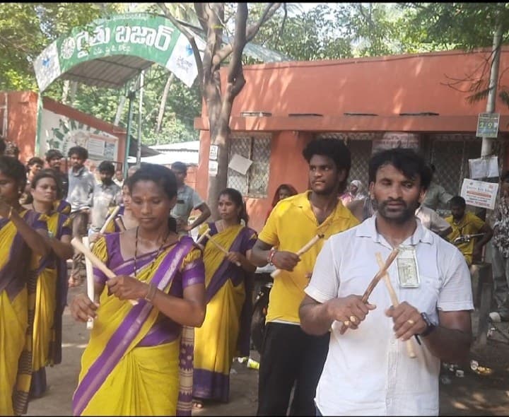ఎంవిపి రైతు బజార్లో ఆహూతులను అలరించిన అడ్డూరు కోలాటం - Udayam