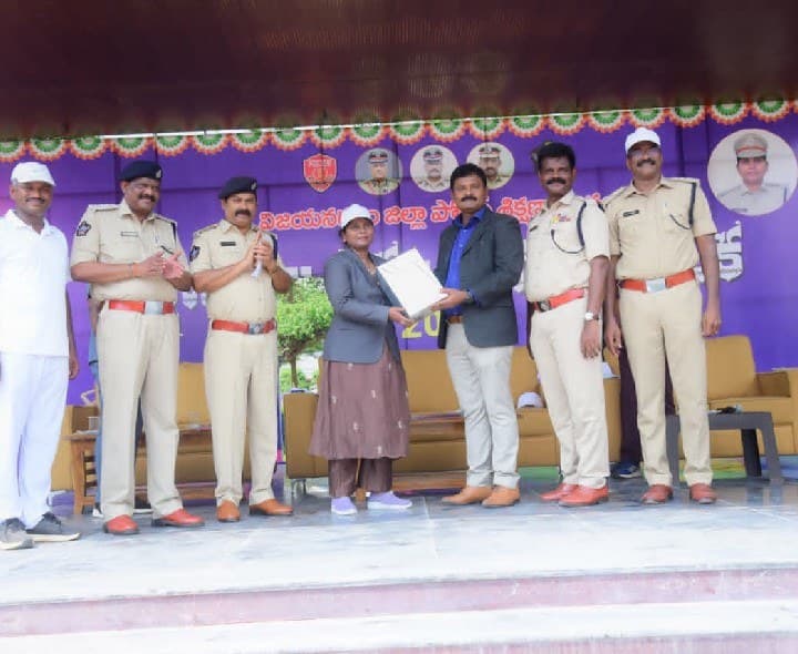 క్రీడా స్ఫూర్తిని నిజ జీవితానికి అనుసంధానం చేసుకోవాలి - Udayam