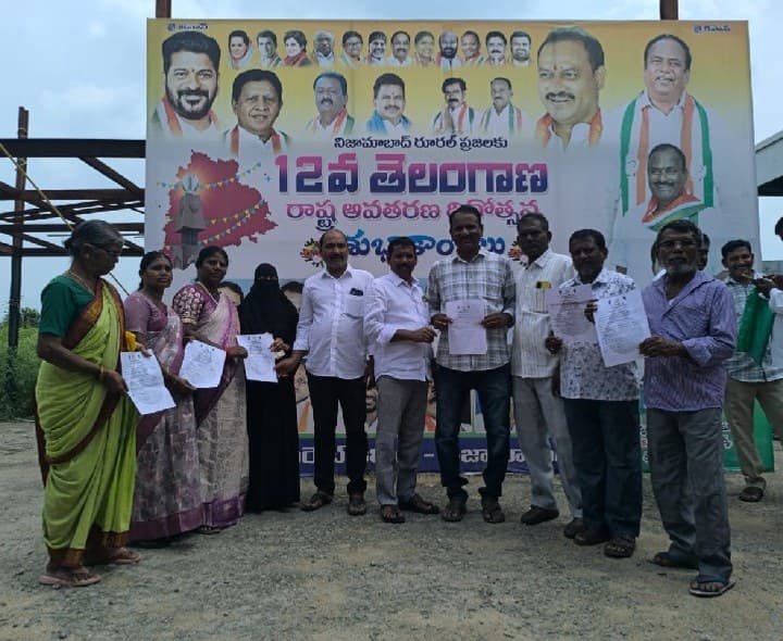ఇందిరమ్మ ఇళ్ల మంజూరు పత్రాలు అందజేత - Udayam