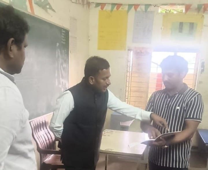 పోలింగ్ కేంద్రాలను పరిశీలించిన అబ్జర్వర్ - Udayam