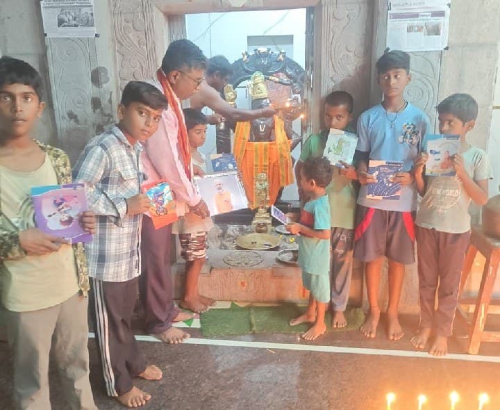 మోదీ జన్మదినం సందర్భంగా చిన్నారులకు నోట్బుక్కుల పంపిణీ - Udayam
