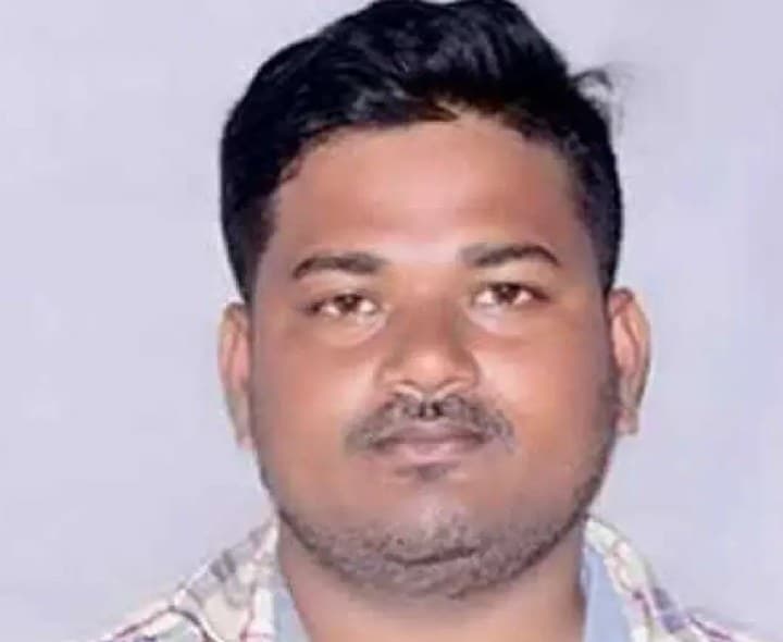 వర్సిటీ అటెండర్ ఆత్మహత్య - Udayam