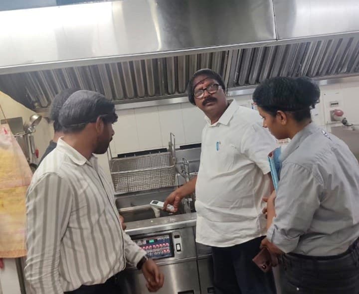 ఫుడ్ సేఫ్టీ అధికారుల సోదాలు.. తణుకు KFC పై కేసు - Udayam