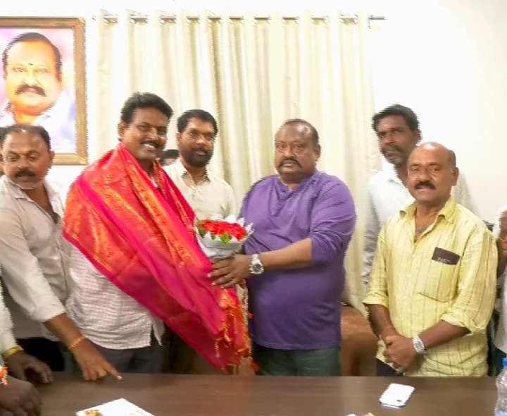 ఎమ్మెల్యే గంగులను కలిసిన నాయి బ్రాహ్మణ సేవా సంఘం నూతన కార్యవర్గం - Udayam