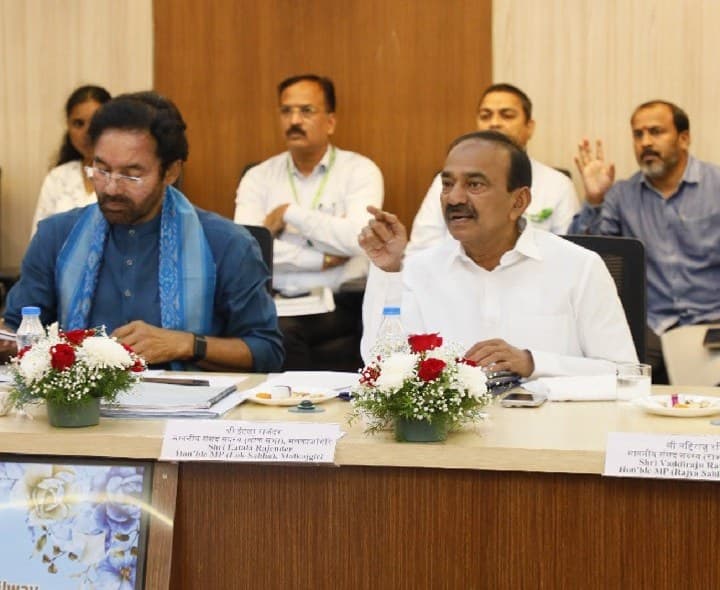 రైల్వే పనులు వేగవంతం చేయాలి: ఈటల - Udayam