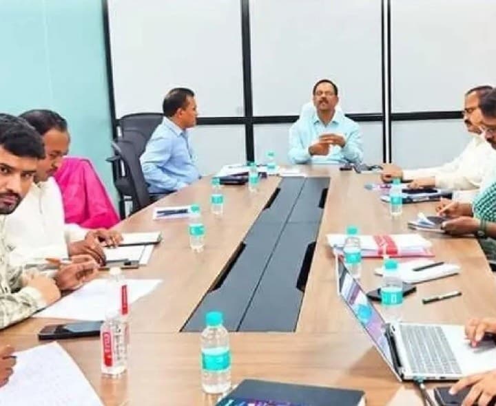 ప్రజాసేవల్లో జాప్యం వద్దు - Udayam