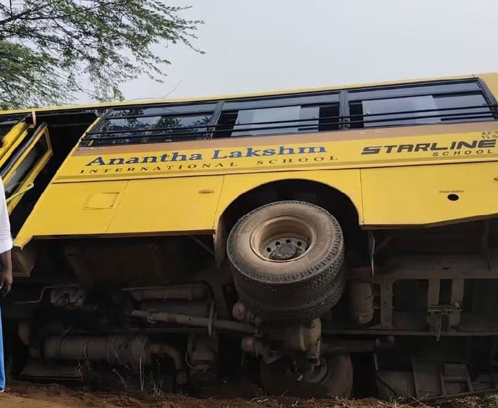 స్కూల్ బస్సు అదుపుతప్పి బోల్తా - Udayam
