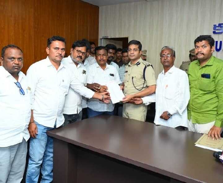 జర్నలిస్టుపై దురుసు ప్రవర్తన.. సీఐపై చర్యలకు ఎస్పీకి వినతి - Udayam