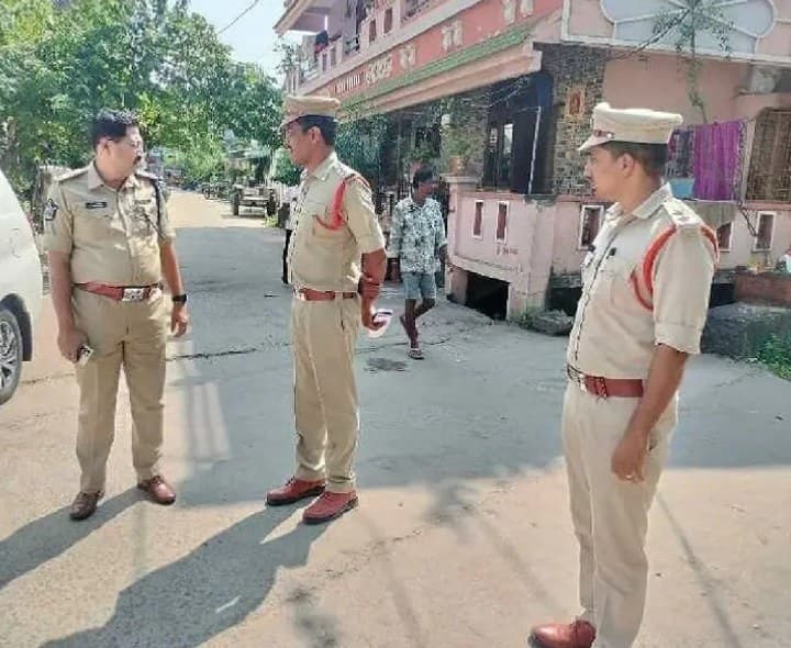 సమస్యాత్మక వార్డులలో ఎస్పీ పర్యటన - Udayam